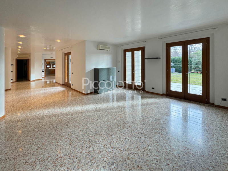 Rif. V5236 - Splendida villa in vendita a Montebelluna, situata in posizione privilegiata a Rive ...