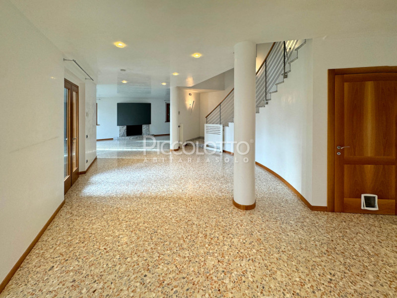 Rif. V5236 - Splendida villa in vendita a Montebelluna, situata in posizione privilegiata a Rive ...