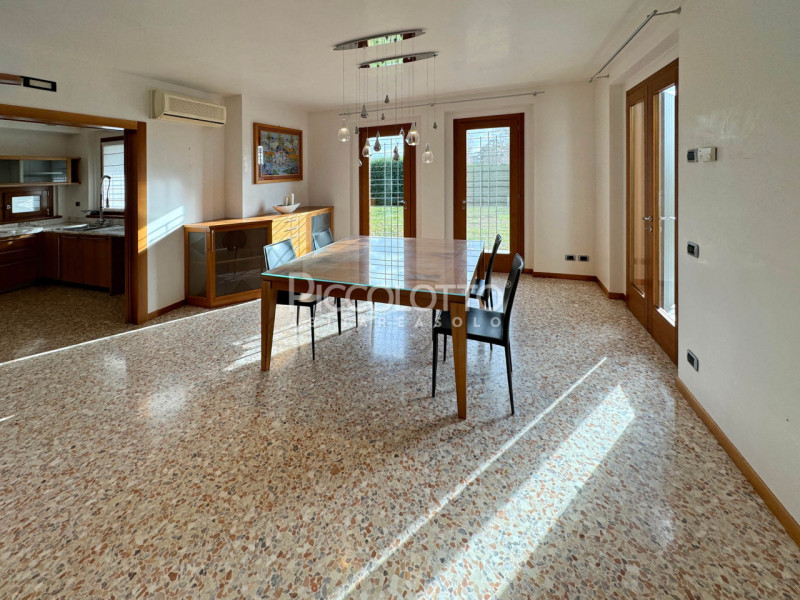 Rif. V5236 - Splendida villa in vendita a Montebelluna, situata in posizione privilegiata a Rive ...