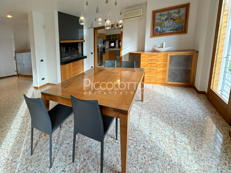 Rif. V5236 - Splendida villa in vendita a Montebelluna, situata in posizione privilegiata a Rive ...