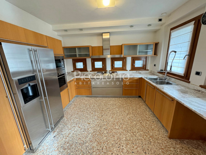 Rif. V5236 - Splendida villa in vendita a Montebelluna, situata in posizione privilegiata a Rive ...