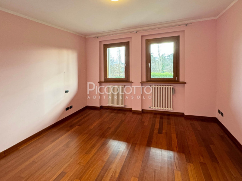 Rif. V5236 - Splendida villa in vendita a Montebelluna, situata in posizione privilegiata a Rive ...