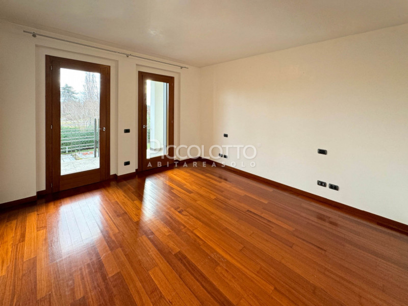 Rif. V5236 - Splendida villa in vendita a Montebelluna, situata in posizione privilegiata a Rive ...