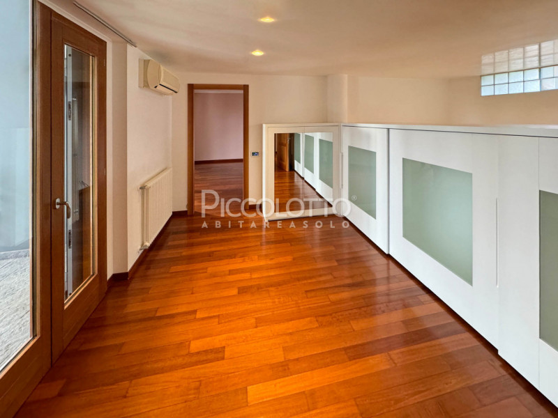 Rif. V5236 - Splendida villa in vendita a Montebelluna, situata in posizione privilegiata a Rive ...