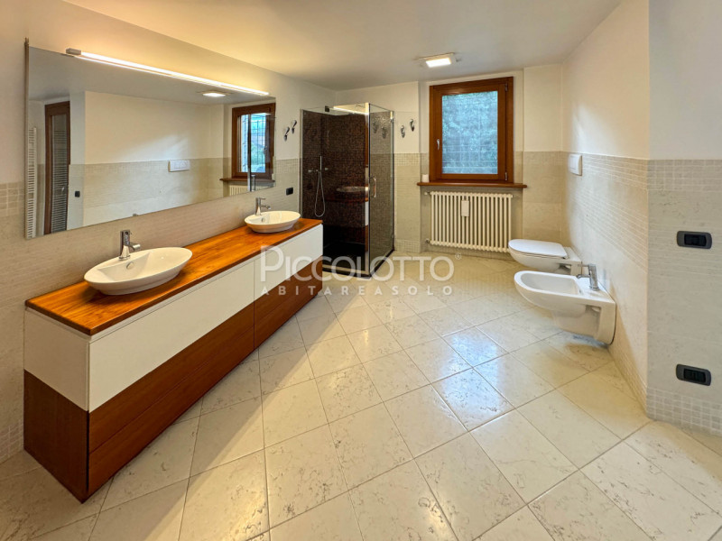 Rif. V5236 - Splendida villa in vendita a Montebelluna, situata in posizione privilegiata a Rive ...