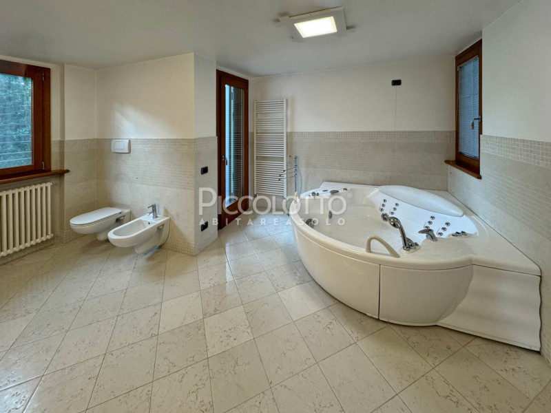 Rif. V5236 - Splendida villa in vendita a Montebelluna, situata in posizione privilegiata a Rive ...