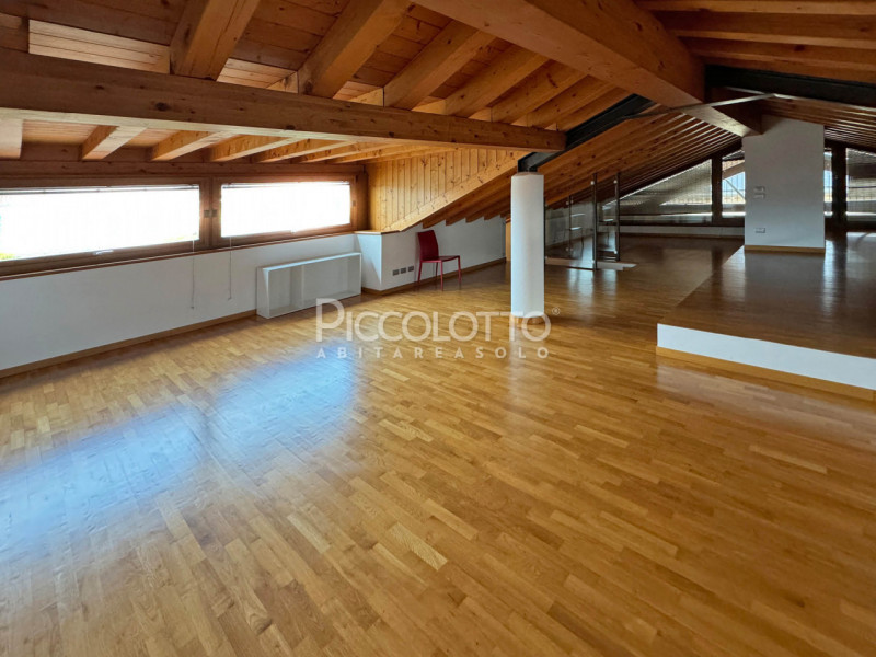 Rif. V5236 - Splendida villa in vendita a Montebelluna, situata in posizione privilegiata a Rive ...