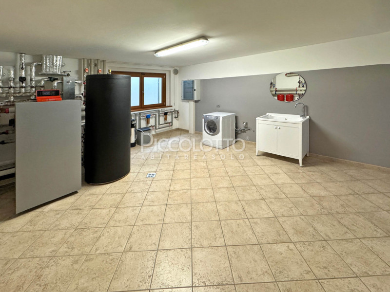 Rif. V5236 - Splendida villa in vendita a Montebelluna, situata in posizione privilegiata a Rive ...