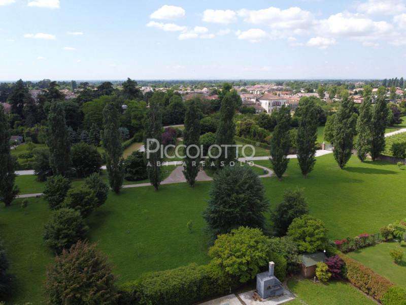 Rif. V5236 - Splendida villa in vendita a Montebelluna, situata in posizione privilegiata a Rive ...