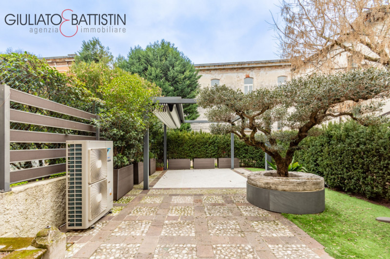 VICENZA: Vicinanze Ponte degli Angeli, in signorile palazzina recentemente ristrutturata, proponi...