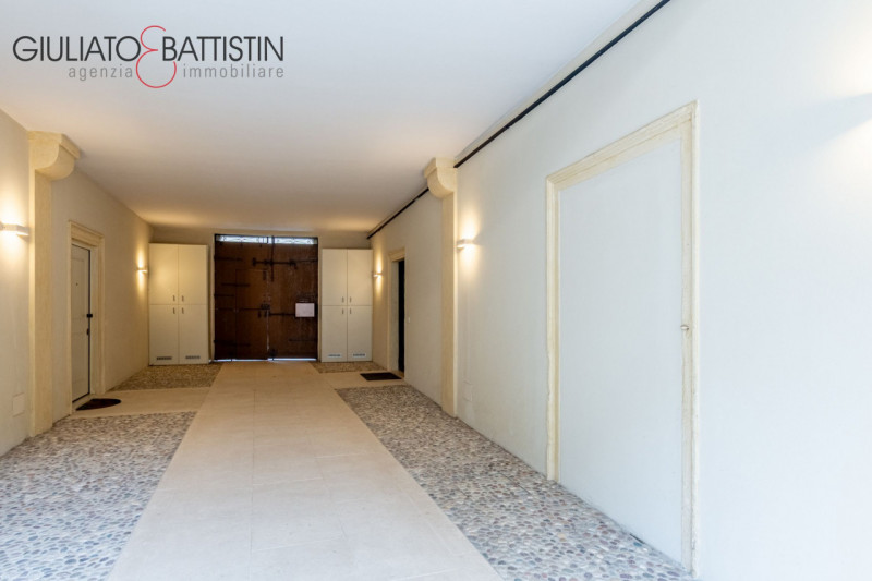 VICENZA: Vicinanze Ponte degli Angeli, in signorile palazzina recentemente ristrutturata, proponi...