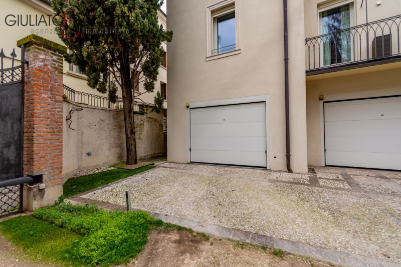 VICENZA: Vicinanze Ponte degli Angeli, in signorile palazzina recentemente ristrutturata, proponi...
