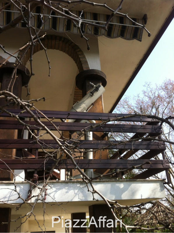 Stravagante ed eclettica proprietà costituita da una villa singola immersa nella pace e nella tra...