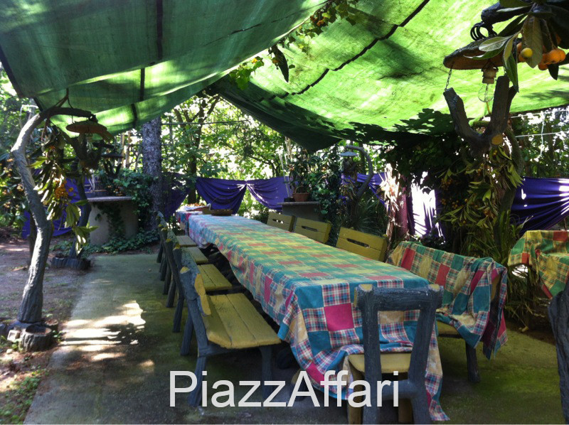 Stravagante ed eclettica proprietà costituita da una villa singola immersa nella pace e nella tra...