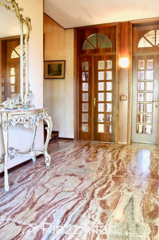 Stravagante ed eclettica proprietà costituita da una villa singola immersa nella pace e nella tra...