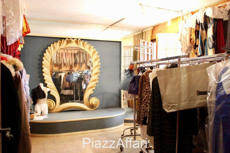 Stravagante ed eclettica proprietà costituita da una villa singola immersa nella pace e nella tra...