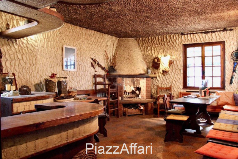 Stravagante ed eclettica proprietà costituita da una villa singola immersa nella pace e nella tra...