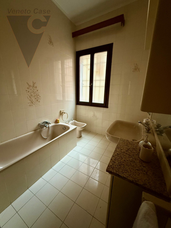 Nel cuore della città, su centrale e caratteristica calle in posizione strategica, con vista su C...