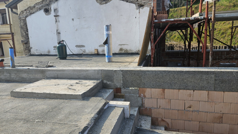 Scopri un'opportunità unica con questa porzione centrale di casa, attualmente in fase di costruzi...