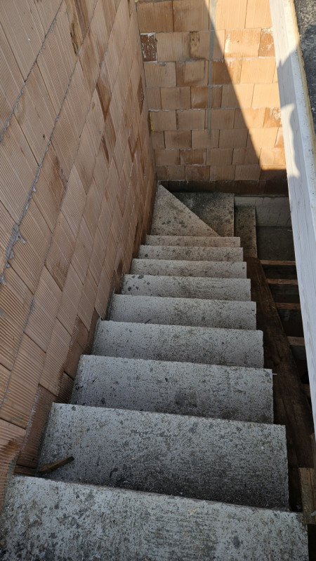 Scopri un'opportunità unica con questa porzione centrale di casa, attualmente in fase di costruzi...