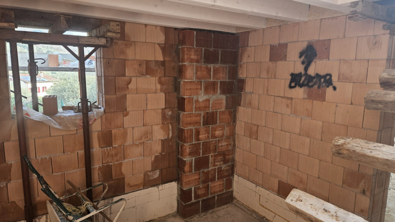 Scopri un'opportunità unica con questa porzione centrale di casa, attualmente in fase di costruzi...