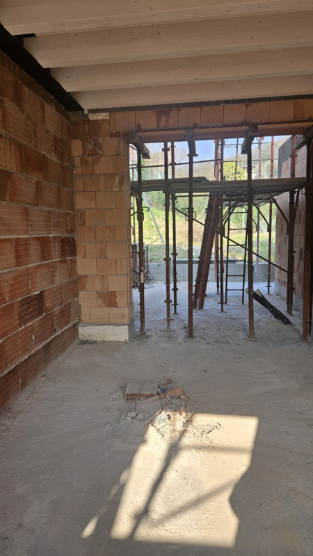 Scopri un'opportunità unica con questa porzione centrale di casa, attualmente in fase di costruzi...