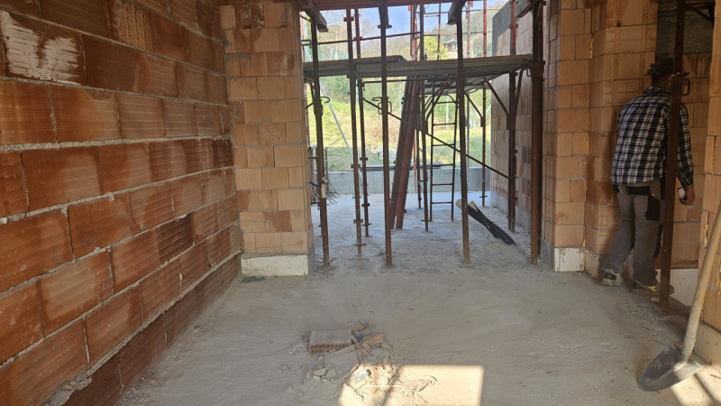 Scopri un'opportunità unica con questa porzione centrale di casa, attualmente in fase di costruzi...