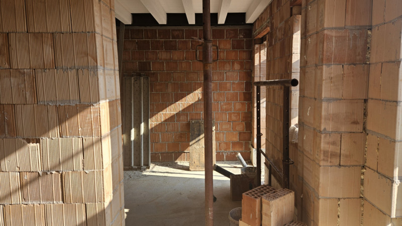 Scopri un'opportunità unica con questa porzione centrale di casa, attualmente in fase di costruzi...