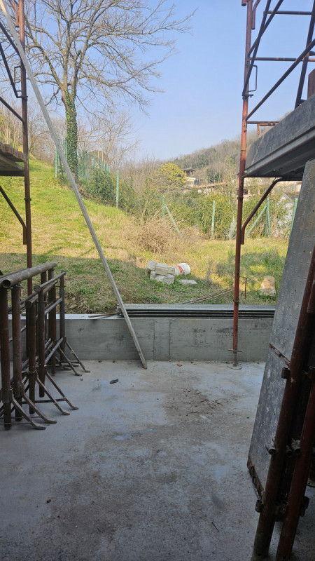 Scopri un'opportunità unica con questa porzione centrale di casa, attualmente in fase di costruzi...