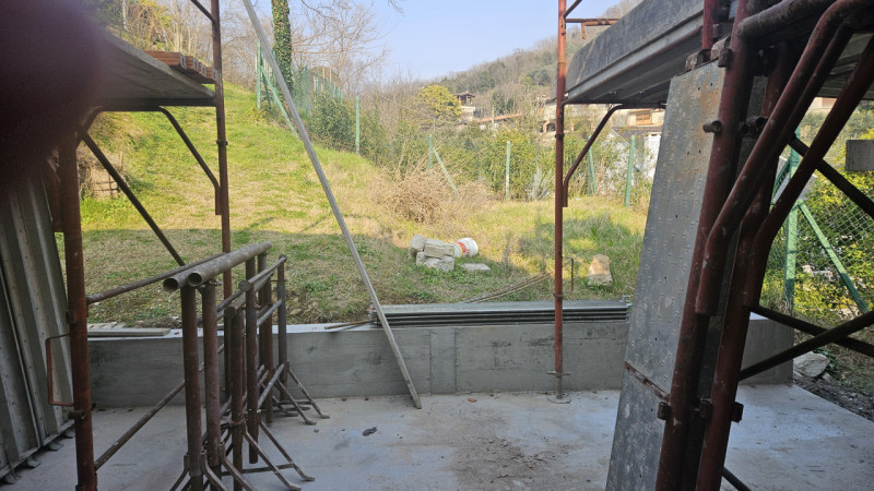 Scopri un'opportunità unica con questa porzione centrale di casa, attualmente in fase di costruzi...