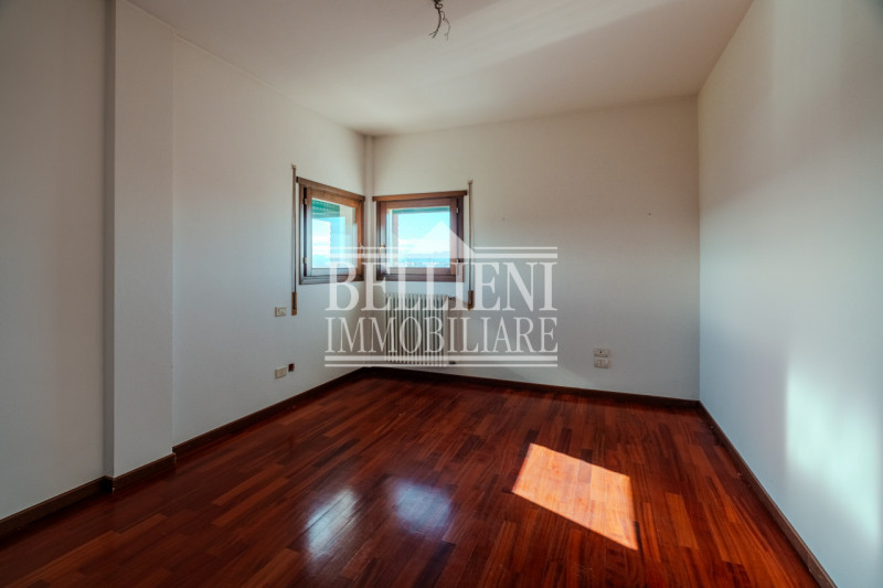 SAN BORTOLO - In zona comoda ai servizi proponiamo luminoso attico sviluppato su due piani - sest...