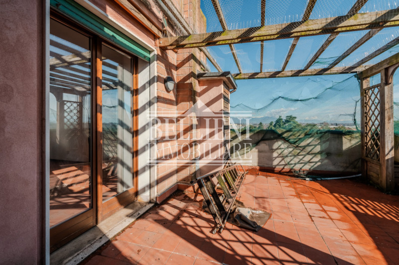 SAN BORTOLO - In zona comoda ai servizi proponiamo luminoso attico sviluppato su due piani - sest...