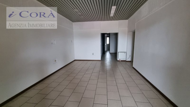 Teolo San Biagio, Negozio. Proponiamo in locazione negozio di circa 50 mq con vetrina posizionata...