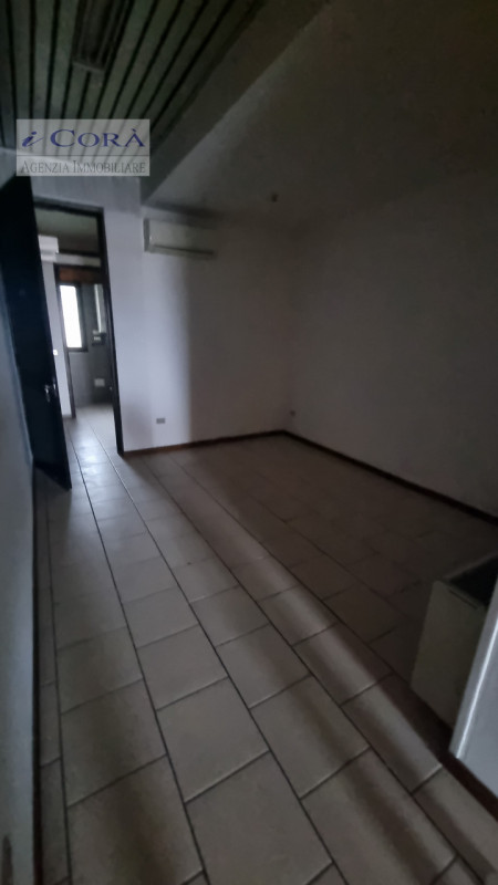 Teolo San Biagio, Negozio. Proponiamo in locazione negozio di circa 50 mq con vetrina posizionata...