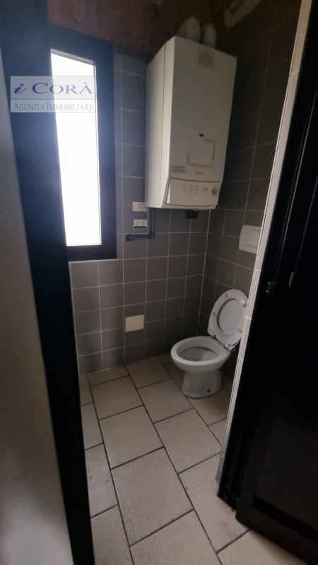 Teolo San Biagio, Negozio. Proponiamo in locazione negozio di circa 50 mq con vetrina posizionata...