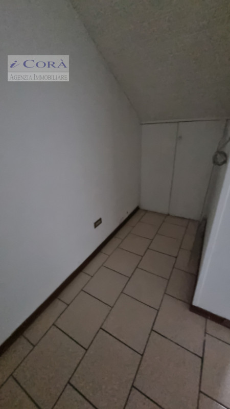 Teolo San Biagio, Negozio. Proponiamo in locazione negozio di circa 50 mq con vetrina posizionata...