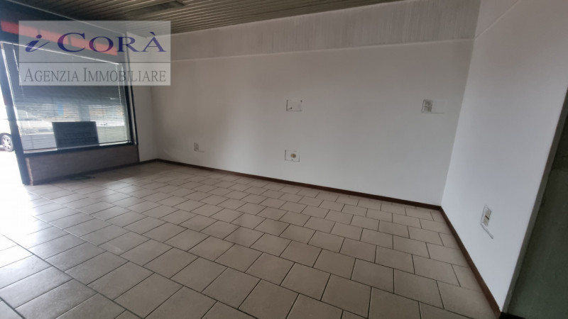 Teolo San Biagio, Negozio. Proponiamo in locazione negozio di circa 50 mq con vetrina posizionata...