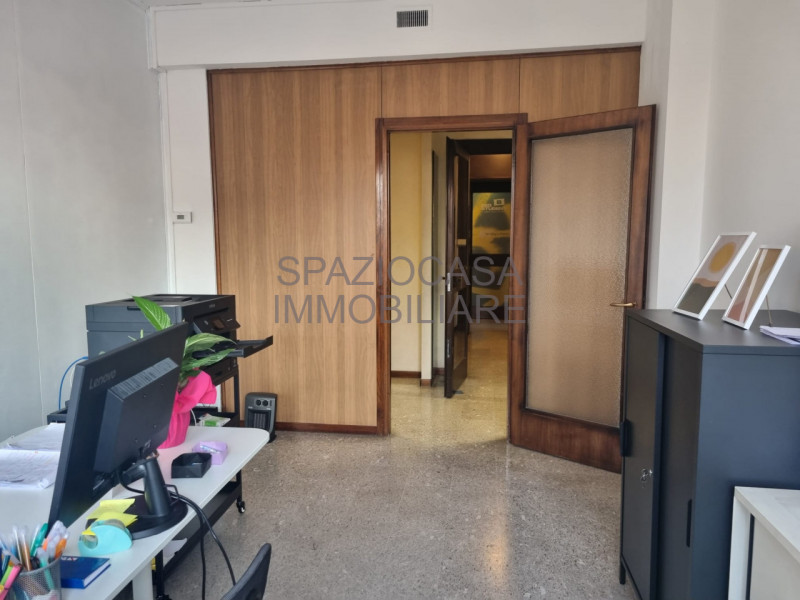 Zona Carmine- Spaziocasa Immobiliare propone in affitto ufficio di 100 mq con vista panoramica. L...