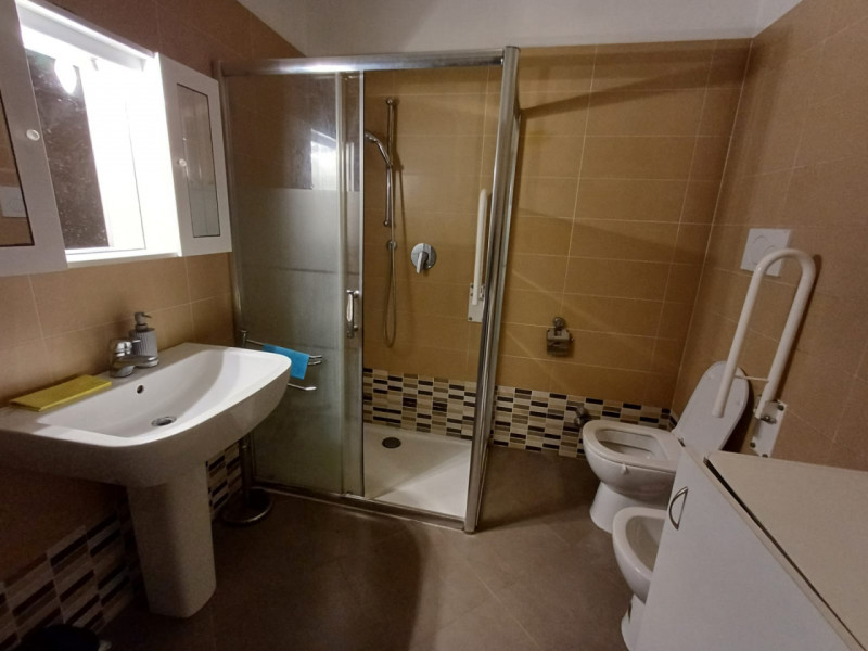 AFFITTO POSTO LETTO in una camera con due letti separati.  
La camera è spaziosa, è arredata con ...