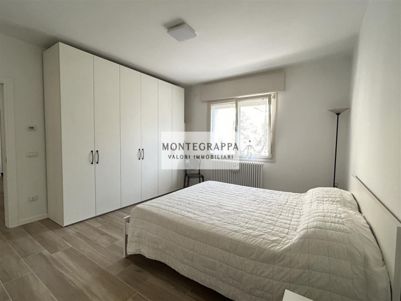 Per chi desidera raggiungere tutti i principali servizi e godersi Piazza Giorgione facendo solo u...