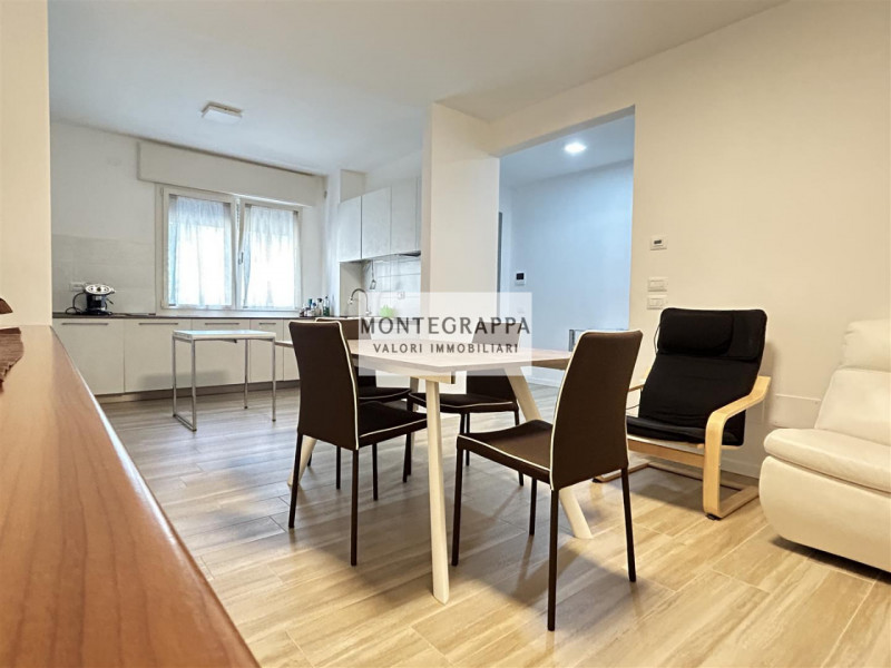 Per chi desidera raggiungere tutti i principali servizi e godersi Piazza Giorgione facendo solo u...