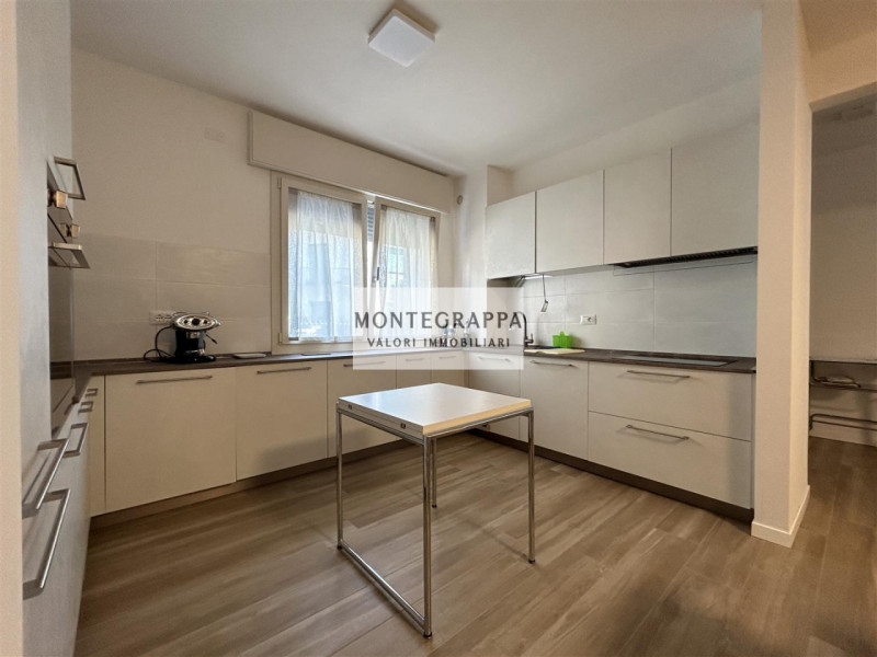 Per chi desidera raggiungere tutti i principali servizi e godersi Piazza Giorgione facendo solo u...