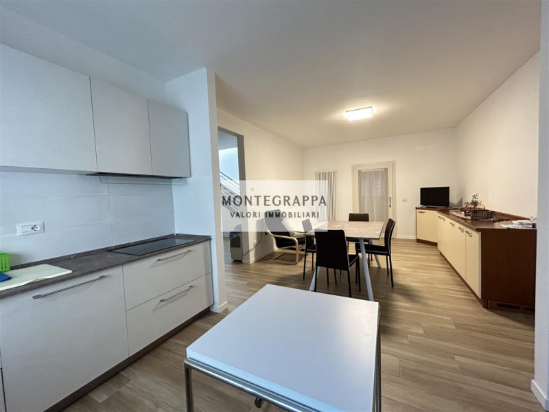 Per chi desidera raggiungere tutti i principali servizi e godersi Piazza Giorgione facendo solo u...