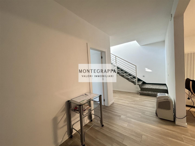 Per chi desidera raggiungere tutti i principali servizi e godersi Piazza Giorgione facendo solo u...