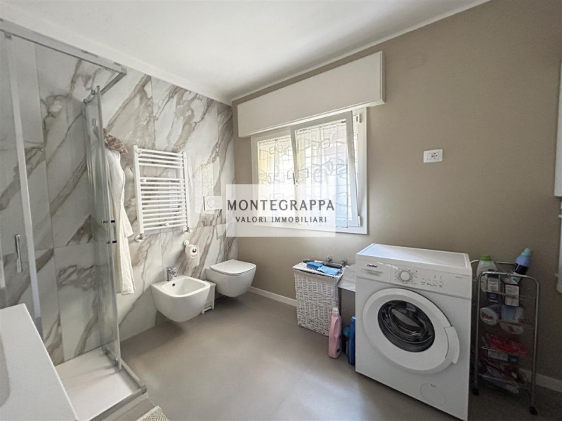 Per chi desidera raggiungere tutti i principali servizi e godersi Piazza Giorgione facendo solo u...