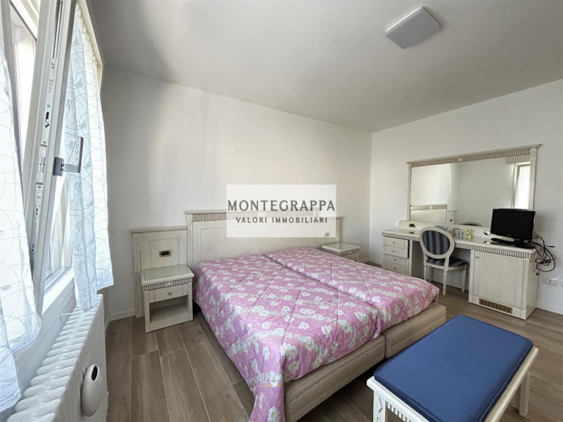 Per chi desidera raggiungere tutti i principali servizi e godersi Piazza Giorgione facendo solo u...