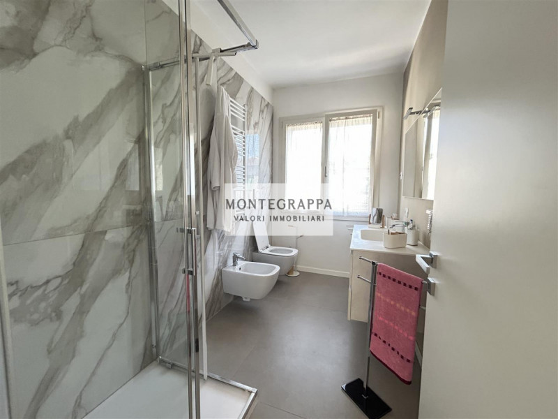 Per chi desidera raggiungere tutti i principali servizi e godersi Piazza Giorgione facendo solo u...