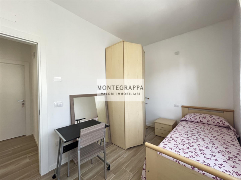 Per chi desidera raggiungere tutti i principali servizi e godersi Piazza Giorgione facendo solo u...