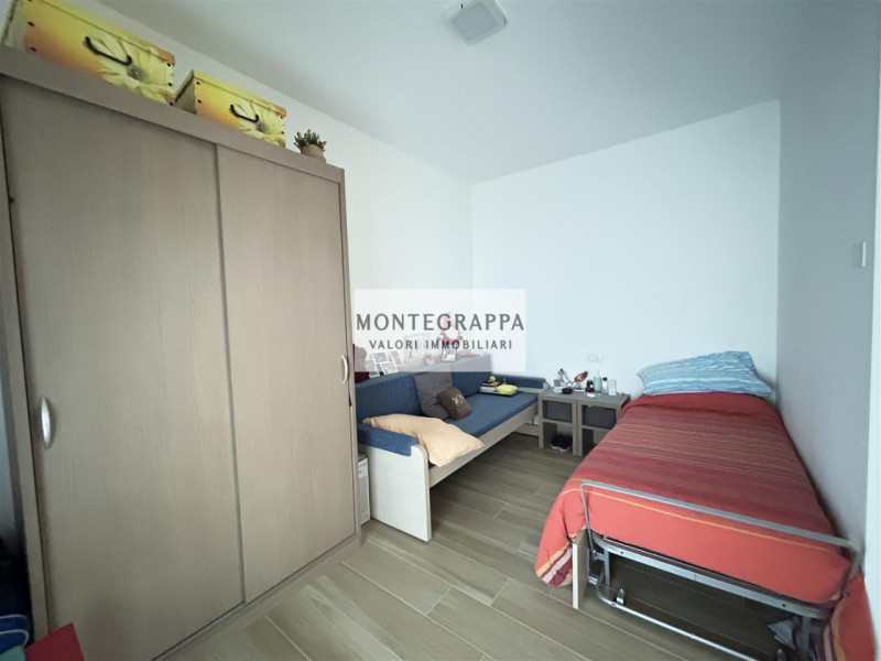 Per chi desidera raggiungere tutti i principali servizi e godersi Piazza Giorgione facendo solo u...