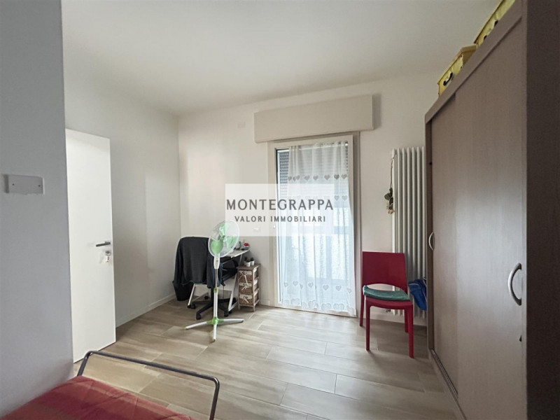 Per chi desidera raggiungere tutti i principali servizi e godersi Piazza Giorgione facendo solo u...